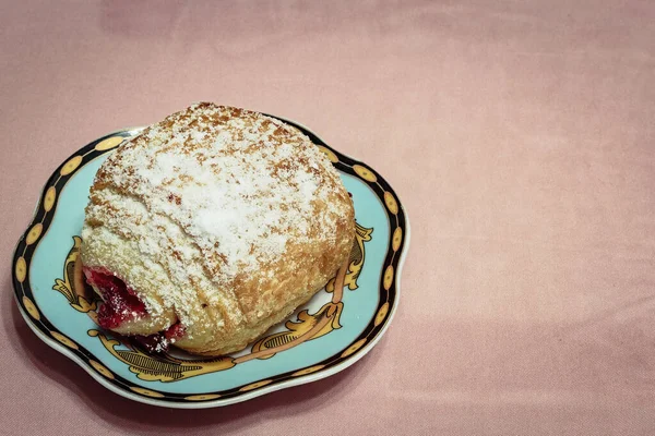 Böğürtlen reçelli çörekler ve pudra şekerli.