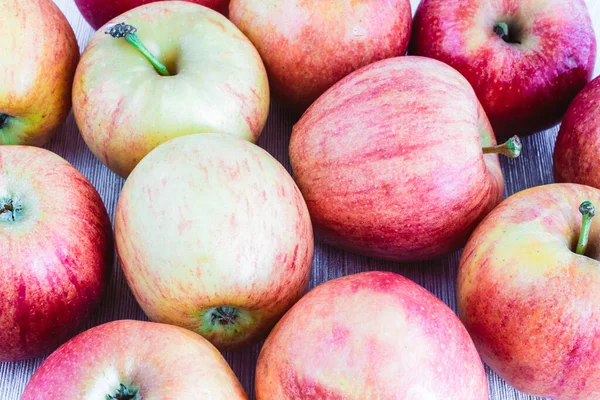 Güneş ışığı altında, yan görüş, arka plan ve doku altında bir yığın lezzetli kırmızı elma..