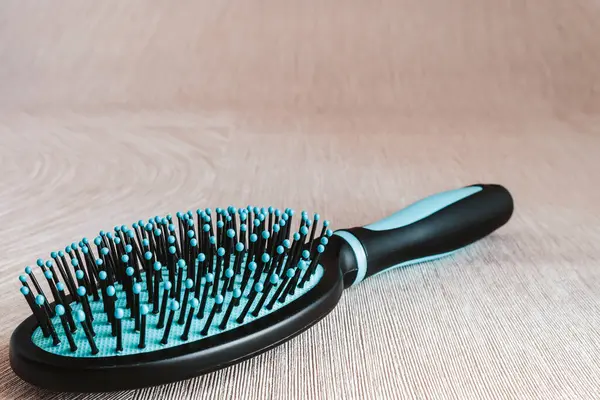 Açık arkaplanda siyah ve mavi renkte masaj taraması.