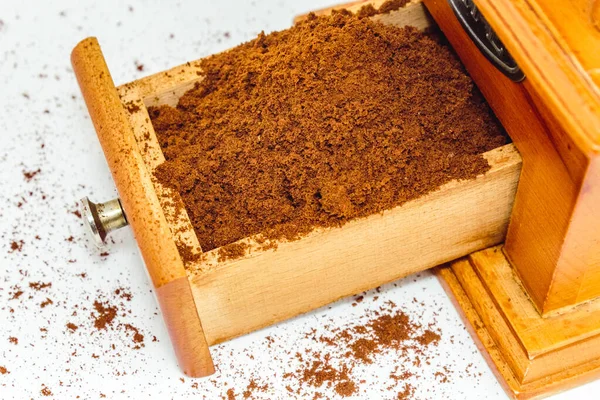 Fonda koyu kahve olan kahve öğütücüsü..