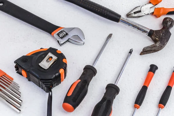 Üstten bakıldığında beyaz arka planda duran, inşaat ve onarım için bir takım araçlar.
