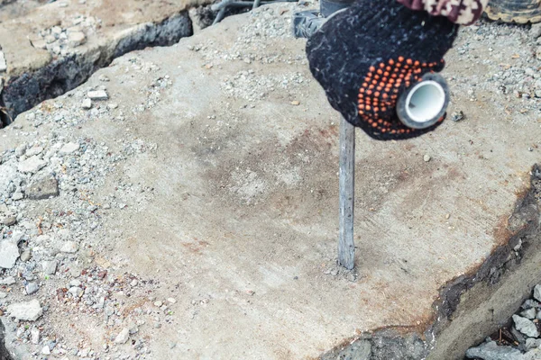 Adam çekiçle çalışıyor, dışarıda tuğla kırıyor..