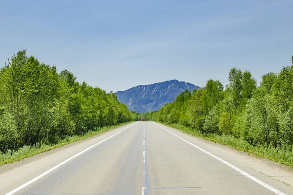 Pas Samochodowy Wysokimi Wzgórzami Tle Ciepły Letni Dzień Naturalnym Światłem — Zdjęcie stockowe