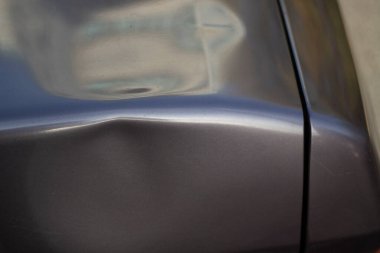 Dent arabada. Cesedin şekli bozulmuş..