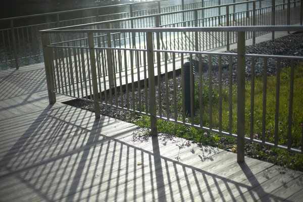 Забор в парке. Металлоограждение. — стоковое фото
