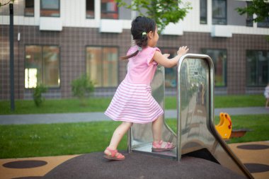 Oyun parkındaki kız. 