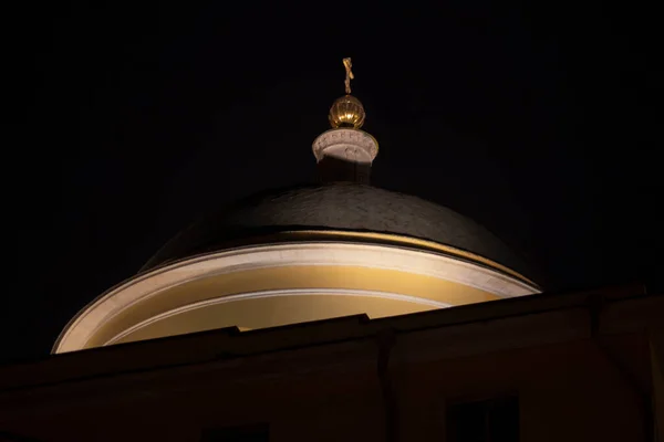 Gouden koepel. Architectonisch element. Mooi gebouw. Kleine kapel. — Stockfoto