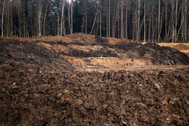 Yol inşaatında bir kum dağı.. 
