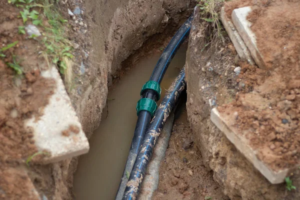 Kabel je položen v zemi. Položit elektrický kabel do země. Komunikace města. — Stock fotografie