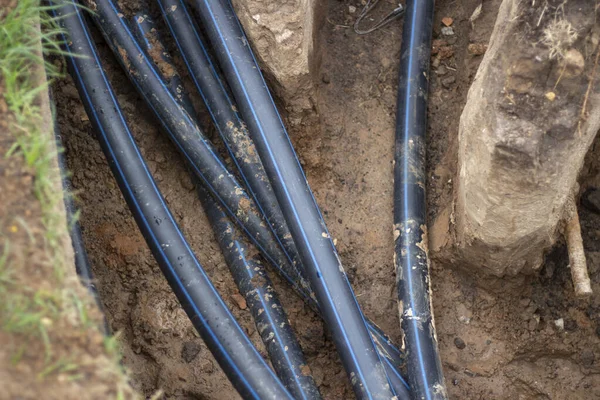 Kabel je položen v zemi. Položit elektrický kabel do země. Komunikace města. — Stock fotografie