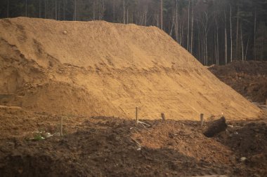 İnşaat kumu. İnşaat alanında bir kum dağı..