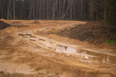 İnşaat kumu. İnşaat alanında bir kum dağı..