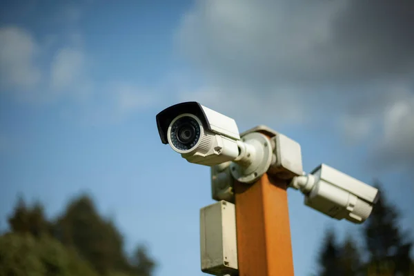 Videocamere sul palo. Sistema di sicurezza. Videocamera di sorveglianza esterna. — Foto Stock