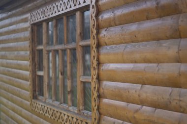 Platformlu ahşap pencere. Tahtadan yapılmış desenli platform bandı.