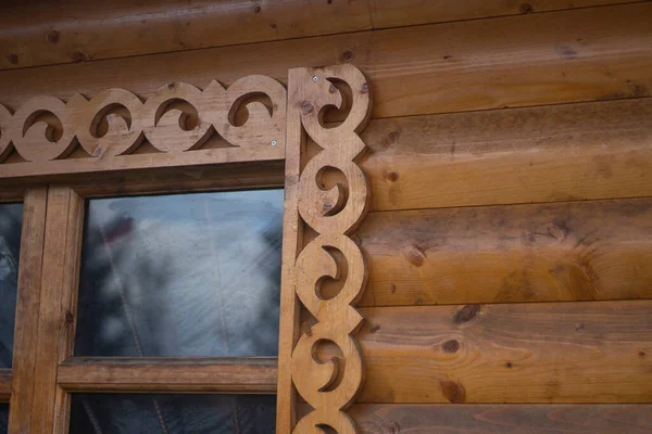 Деревянное окно с платформой. Платформа, сделанная из дерева — стоковое фото