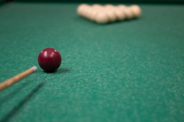 Bilardo oyunu. Bilardo topları masada..