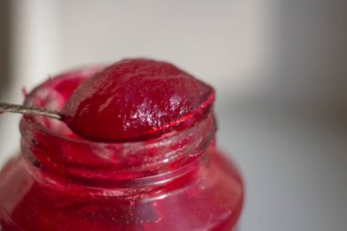 Kaşıkta reçel. Tatlı ikram. Böğürtlen reçeli. Lezzetli yemek.. 