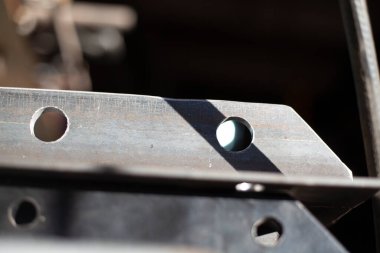 Matkaplı metal parçaları. Atölyede malzeme var. Metal işçiliği.