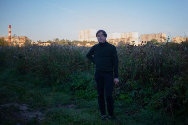 Sabahın erken saatlerinde bir adam şehrin dışında yürür.. 