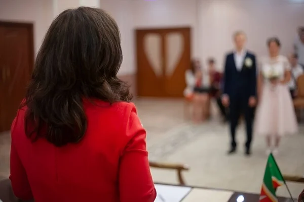 Ceremonia de boda. La chica de rojo felicita a los recién casados. —  Fotos de Stock