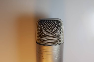 Ses kaydı için mikrofon. Yapay ışıklandırmada ses kayıt aygıtı.