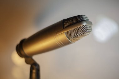 Ses kaydı için mikrofon. Yapay ışıklandırmada ses kayıt aygıtı.