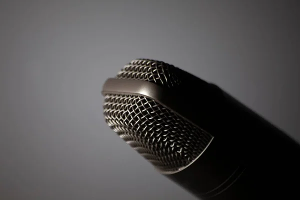 Mikrofon pro nahrávání hlasu. Zařízení pro záznam zvuku v umělém osvětlení. — Stock fotografie