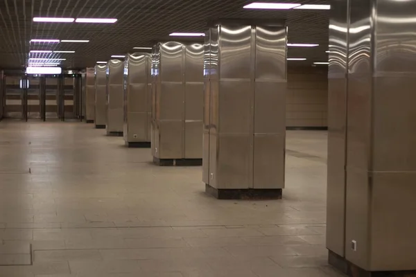 Entrada al metro. Cruce subterráneo. Túnel de columnas. Espacio subterráneo urbano vacío. — Foto de Stock