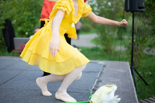 Sarı Elbiseli Bir Kız Büyük Bir Çiçek Almak Istiyor Sahnede — Stok fotoğraf