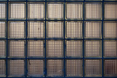 Binada fayanslı cam var. Kalın camlar ışığın geçmesine izin vermez. Gürültü ve güneş ışınlarından izolasyon için çift camlı pencere.