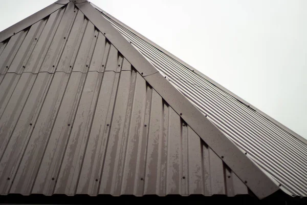 Evin Çatısına Çatı Yamacı Konut Binasının Çatısı Korunuyor — Stok fotoğraf