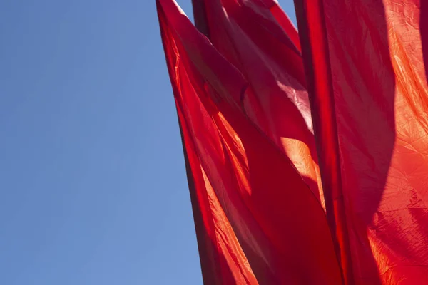 赤い旗だ 風の中で赤い物質 空を背景に旗 — ストック写真