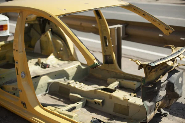 路上で解体された車のフレーム 事故後の車 使用するには不適切な車両 損傷したマシンフレーム — ストック写真