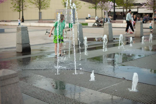 Fuente Ciudad Plaza Agua Brota Las Aceras Fuente Avión Ciudad — Foto de Stock