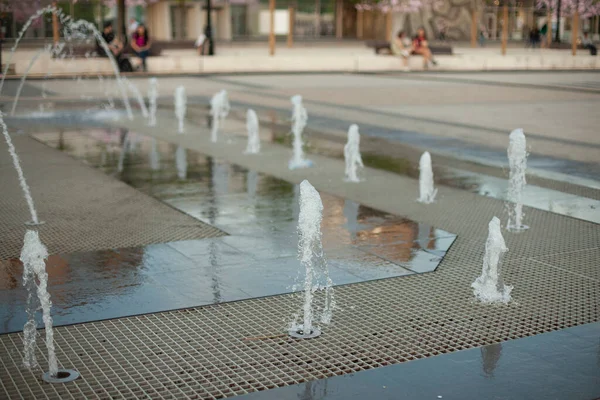Stadtbrunnen Auf Dem Platz Wasser Quillt Aus Den Gehwegen Platanenbrunnen — Stockfoto