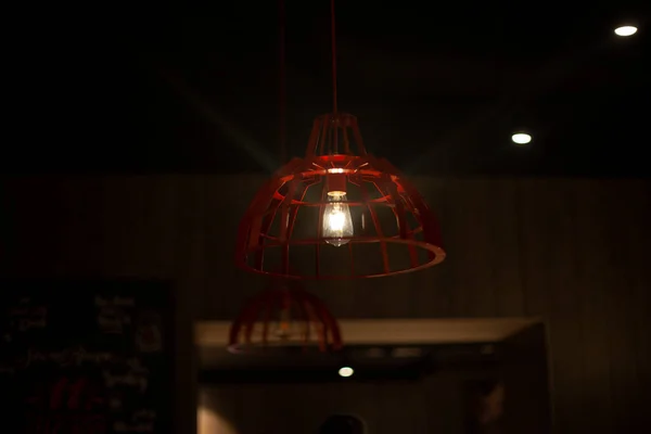 室内的灯泡 黑暗房间里的灯泡 室内照明的房间 在咖啡店点灯 — 图库照片