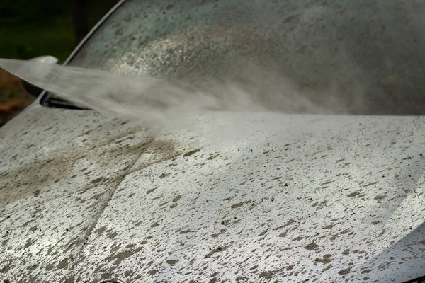 압력으로 척된다 자동차의 표면에서 먼지를 물보라를 — 스톡 사진
