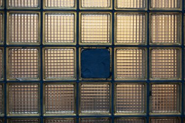 Binada fayanslı cam var. Kalın camlar ışığın geçmesine izin vermez. Gürültü ve güneş ışınlarından izolasyon için çift camlı pencere.