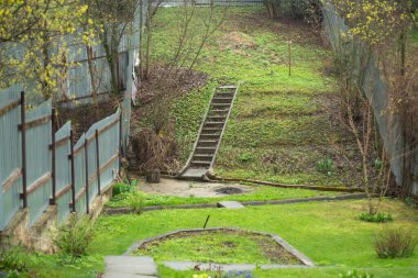 Bahçedeki patika. Yağmurlu bir günde bahçe. Zagaradny sitesindeki parça.