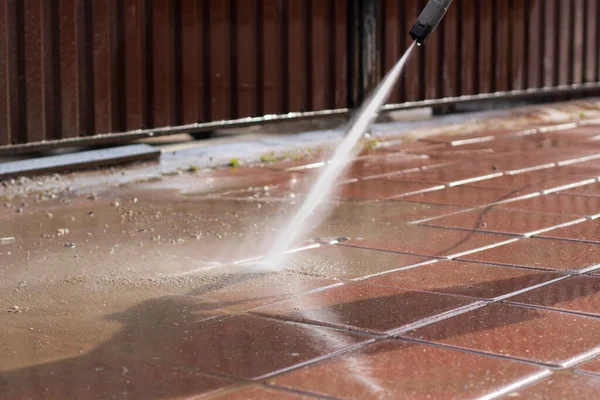 Washes Treadmill Jet Water Man Removes Dirt Path Cleaning Fence — Stock Photo, Image