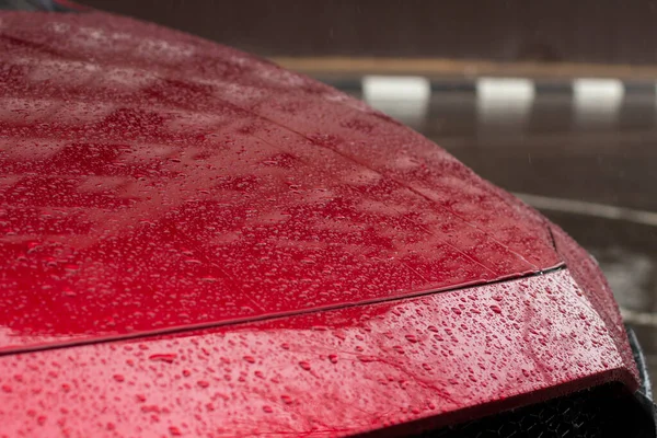 Bilens Yta Regndroppar Den Röda Bilen Täckt Med Vatten Från — Stockfoto