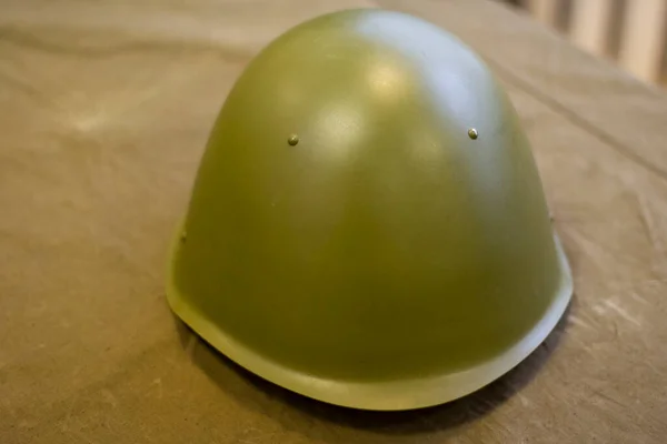 Kinci Dünya Savaşı Sırasında Bir Sovyet Askerinin Miğferi Başa Yeşil — Stok fotoğraf