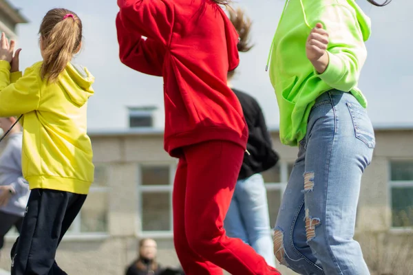 Děti Tančí Ulici Mnoho Dětí Tančí Hudbu Městě Školáci Vystupují — Stock fotografie