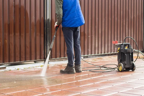 Lavare Tapis Roulant Con Getto Acqua Uomo Toglie Sporcizia Dal — Foto Stock