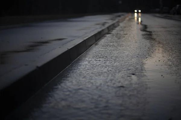 Фара Машины Вдалеке Дорога Дождливый День Лужица Шоссе Одинокие Автомобильные — стоковое фото