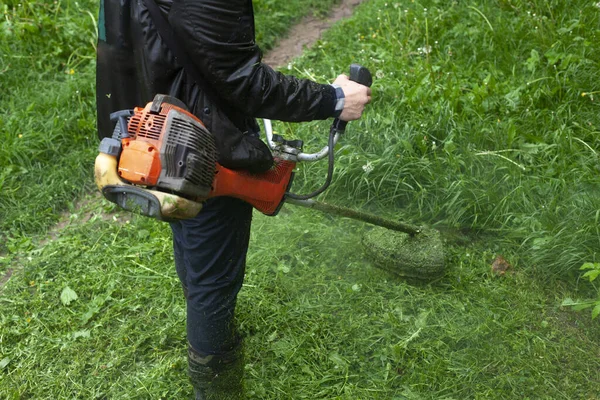 Kézi Fűnyíróval Nyírja Füvet Kertész Nyírja Füvet Kertész Szerszáma Magas — Stock Fotó