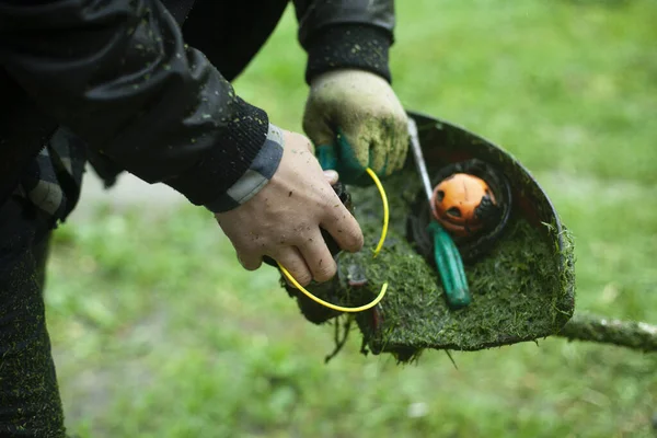 Perbaikan Mesin Pemotong Rumput Alat Saodnik Pemotong Rumput Yang Rusak — Stok Foto