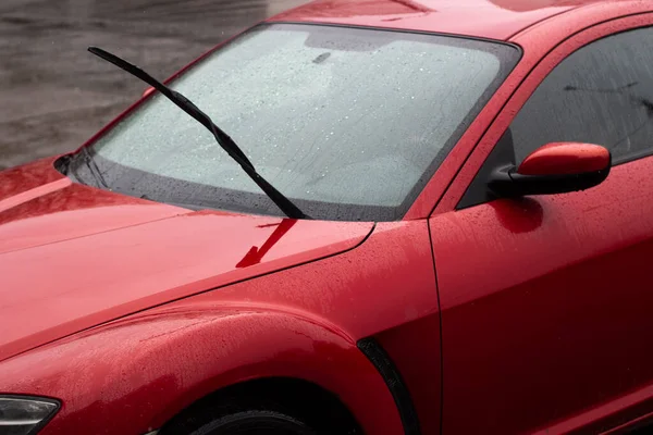 Röd Bil Parkeringen Bilytan Våt Bil Efter Regn Uppgifter Bilen — Stockfoto
