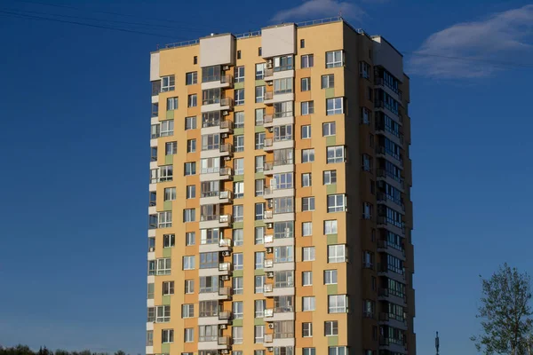 Bölgede halka açık bir avlu var. Konut alanı. Apartman binaları olan bir yer. Evlerin manzarası. Konut binaları arasında boşluk.