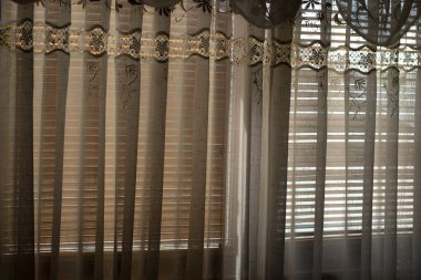 Penceredeki perdeler. Pencere şeffaf bir perdeyle kaplıdır. Pencere açma dekorasyonu.